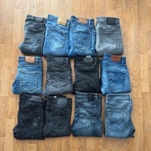 jack jones, replay, tiger of sweden, dobber - Säljer ett gäng snygga jeans i olika blå och svarta tvättar. Modellerna varierar mellan slim och soprtigare plus klassiska raka ben. Flera har läderpatch bak i midjan och detaljerade sömmar. Perfekt för dig som vill ha variation i garderoben! Strl: W30 L32, W30 L 30, W31 L30. Hör görna av dig om du har några funderingar! Pris kan diskuteras.