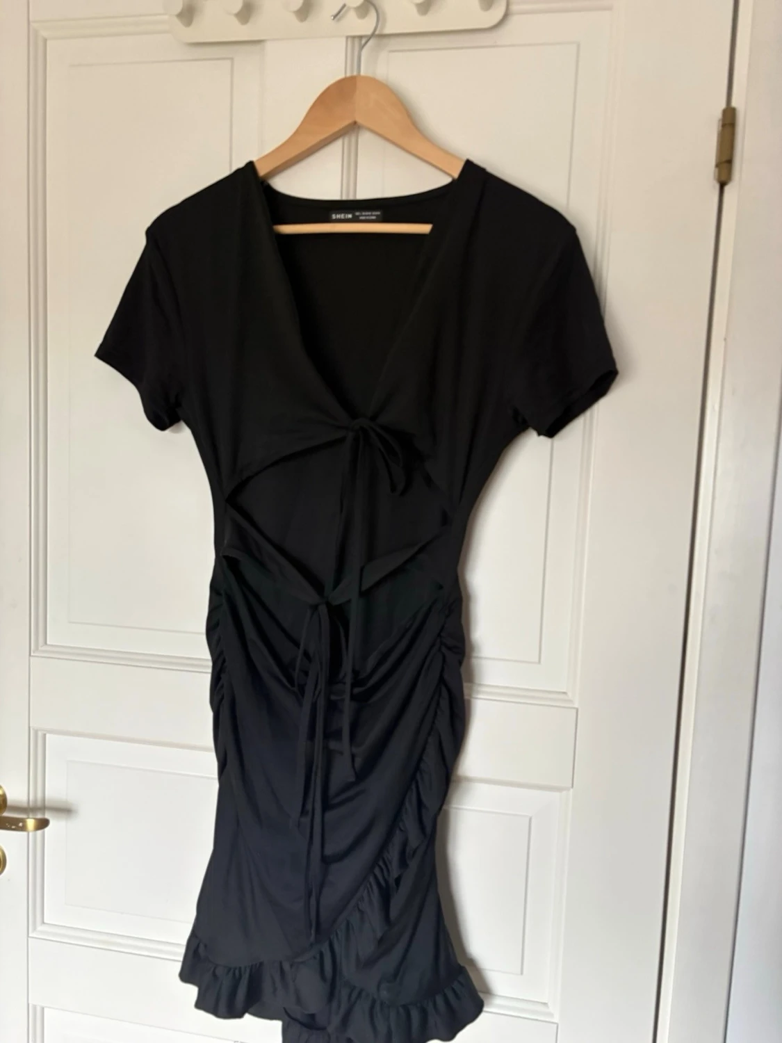 Svart omlottklänning med volang