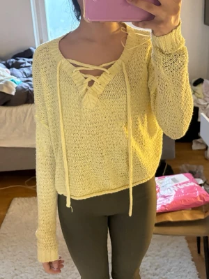 Gul stickad tröja med snörning - från hollister 