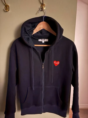 Navy Comme des Garçons PLAY hoodie - En perfekt hoodie nu för våren och perfekt för de sommarkvällarna. Skick 10/10