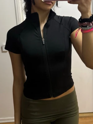 Svart croppad zip-top - Använd kanske 1 gång träningsmaterial 