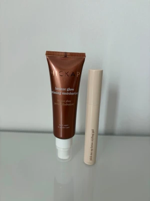 Nytt! Hickap set.  Bronze glow moisturizer & brow gel - Säljer ett set från Hickap med bronze Glow priming moisturizer i bronsfärg och en brow styling gel.  Full size