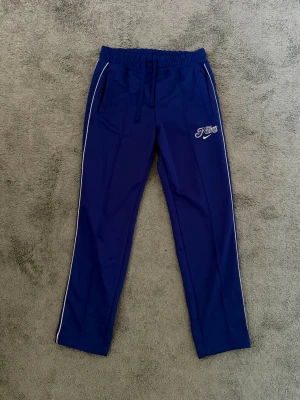 Nike varcity byxor - 10/10 skick endast testade, Snygg 💜/ 💙 färg