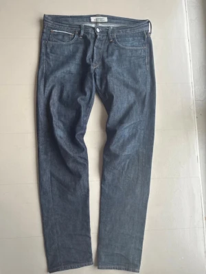 Selvage raw denim - Ett par exklusiva, Simon miller jeans med massor av potential, otvättade , så du kan få till dina egna personliga slitningar 😉 japansk selvedge gjorda i USA , så prima kvalitet på dessa!! Lila slevedge id 🤤