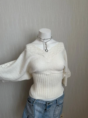 Stickad topp - White knitted top with wide 3/4 sleeves and a fitted ribbed waist Perfect condition  Fits S/M