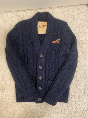 Archive hollister cardigan - Säljer denna extremt eftertraktade hollister cardgian som inte görs längre, passar mig som är 182 skriv vid intresse 