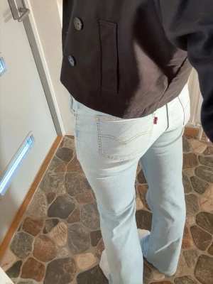 Levi's ljusblå bootcut jeans - Ljusblå bootcut jeans från Levi's, L34. Aldrig använda. 