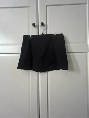 Svart minikjol - Aldrig använd 