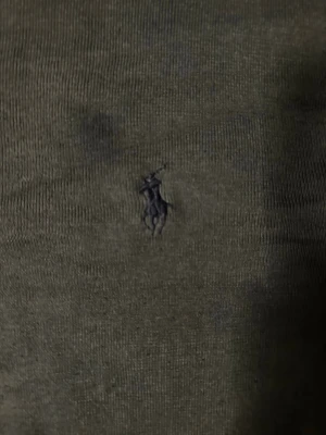 Mörkblå stickad tröja från Polo Ralph Lauren - Mörkblå stickad tröja från Polo Ralph Lauren med klassisk D-ringad hals och diskret broderad logga på bröstet. Tröjan har långa ärmar och ribbade muddar vid ärmslut och nederkant. Perfekt för lager på lager och stilren look. Själva lappen är borta men självklart äkta