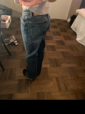 Blå raka jeans från zara - Straight midrise jeans från Zara endast använt fåtal gånger, storlek 38 men passar mer 36