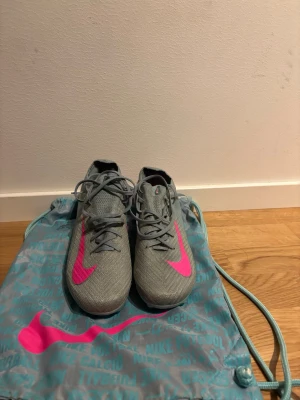 Nike mercurial elite - Säljer min fotbollsskor eftersom dem inte kommer till så mycket användning. Det är konstgräs dobbar i väldigt bra skick. Allt og följer med.