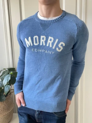 Morris tröja stickad M - Morris stickad tröja sjukt nice , Inga defekter! Modellen i bilderna är 180 cm 75 kg och bär Storlek M, Kom med frågor! 🌟 (Kan gå ned i pris vid köp av paket 😉) 