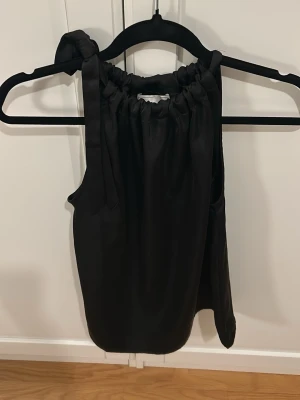 Svart linnetopp från Neo Noir - Snygg Perm svart linnetopp från Neo Noir 💕