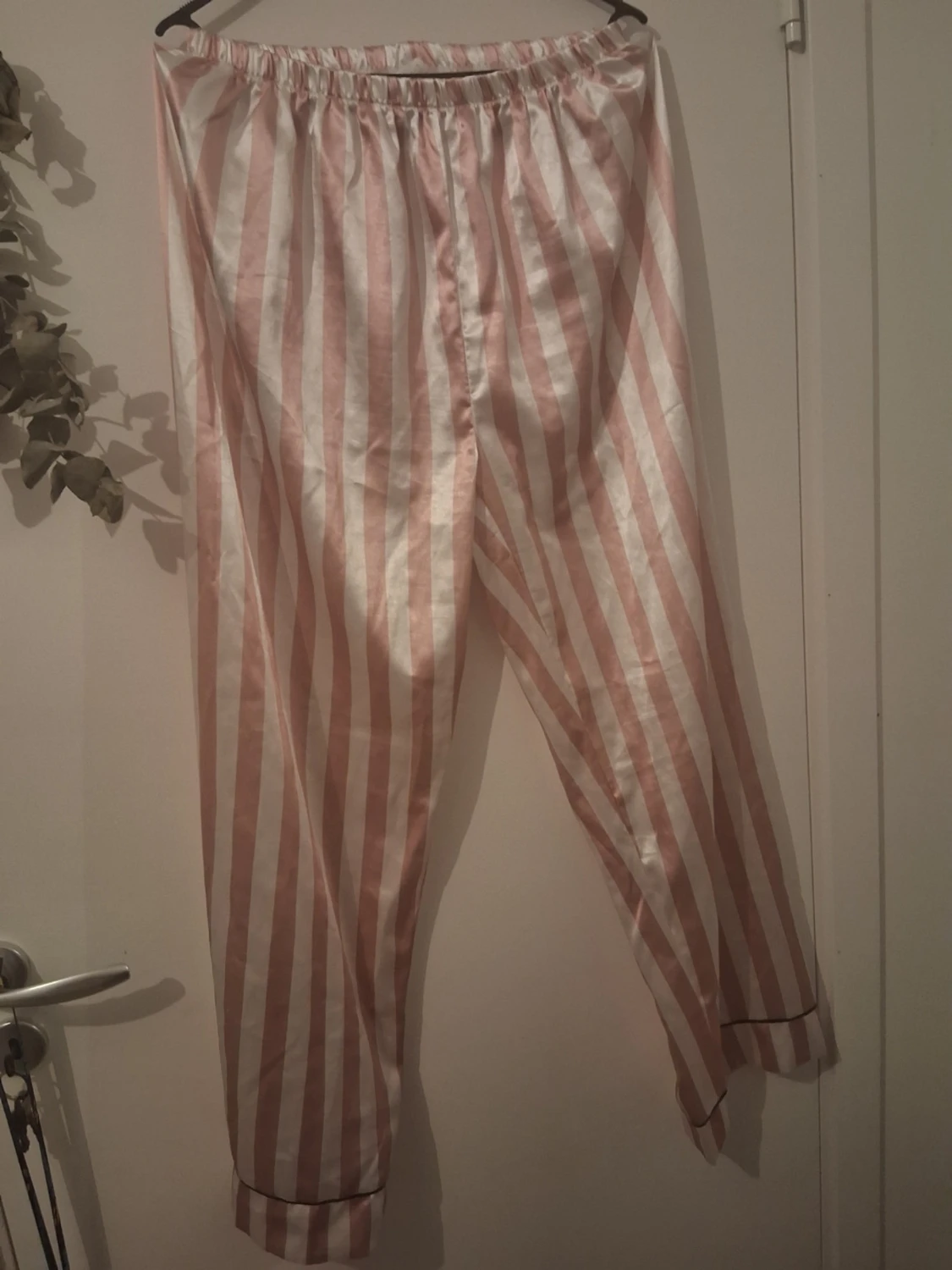 Randig satinpyjamas i rosa och vitt - 1