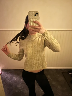 Stickad tröja  - Mysig beige stickad tröja från Lindex i storlek M. Den har långa, kabelstickade ärmar och ett mjukt, strukturerat material som gör den perfekt för både vardag och kyligare dagar. Säljs eftersom den inte riktigt är min stil.