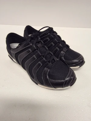 Nya Hush Puppies Sneakers, Svart, stl 36-23 cm ordinarie pris 799kr - Puppies.  Stilren design med snörning.    Hush Puppies  Founded in 1958, Hush Puppies recognized the need for comfortable shoes – for the workweek and the weekend. Our basset hound, the Hush Puppies dog has a become a globally recognized icon, and our comfy flats, loafers, and slip-ons have become solutions for sore feet, aka “barking dogs.” While we continue to innovate comfort, we also present flats for women, loafers for 