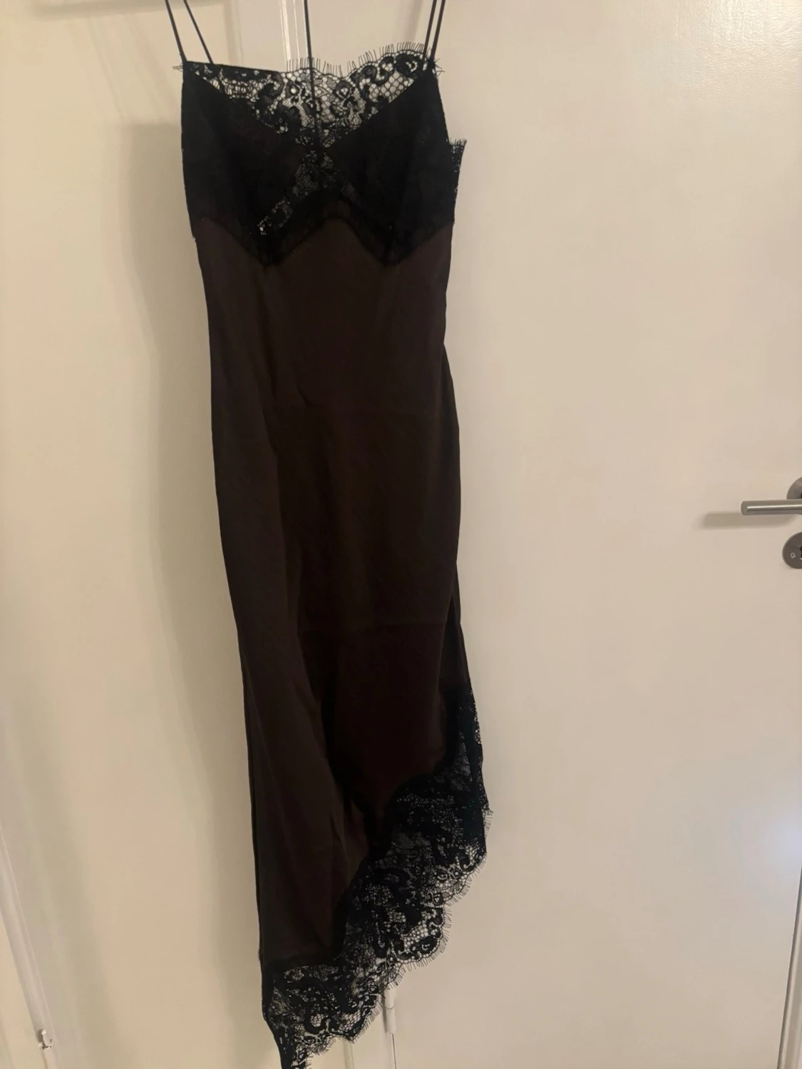  proSvart lång slipklänning med spets - 2