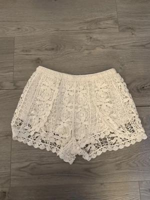 Broderade shorts - Vita broderade shorts med snygga spetsdetaljer💞💞