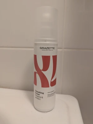 Grazette Smoothing Primer - Smoothing Primer från Grazette. Perfekt för att förbereda och skydda håret innan styling. Ger glans, värmeskydd och motverkar friss. Endast testad en gång. 250 ml. 50 kr.