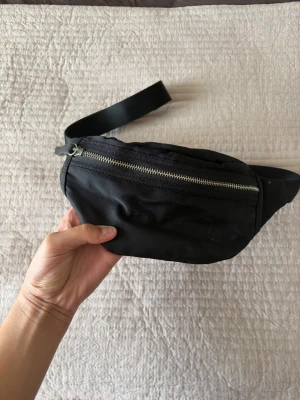 Svart midjeväska  - Snygg svart midjeväska som inte kommer till användning längre 