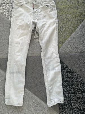 Dsquerd jeans grå - Säljer dsquerd jean i grå färg, de bruna fläckarna, de själva modellen.
