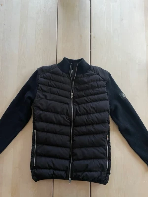 Merinoull Cardigan - Tjena! Säljer nu min riktigt feta cardigan från ”Lagency”. Den har 100% merinoull ärmar och är perfekt nu till våren. Jackan är i storlek M, men passar även S och är i fint skick. Nypris ligger på ca 3000 och den är mycket sällsynt. Hör av er vid närmsta fundering🙏🙌