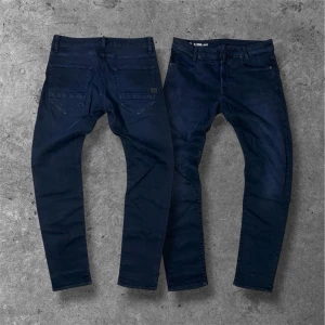 G-Star jeans slim fit - Säljer dessa jeansen från G-Star, marinblå/svarta | W31 L32 | modell: D-Staq, slim fit | skick: 8,5/10, inga defekter | Hör av er vid frågor, pris kan diskuteras vid snabb affär! 🫡