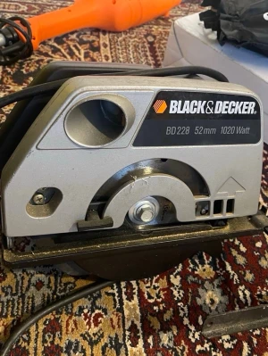 Black & Decker cirkelsåg 1020W - Säljer en Black & Decker cirkelsåg modell BD228 med 1020 watt effekt och 52 mm kapdjup. Sågen är grå med svarta detaljer och har en robust metallkropp. Perfekt för träarbeten och DIY-projekt. Finns i Malmö men kan även frakta!