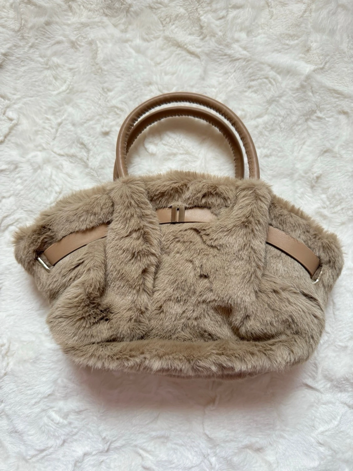 Beige fluffig handväska med handtag