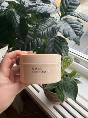 Caia silky sensation  - Hej, säljer denna oanvända Caia silky sensation body lotion i doften Le Ciel. Jag har endast doftat på den och därmed ingen hygienplast kvar. Kartongen medkommer💕Skriv gärna om du har några frågor❤️
