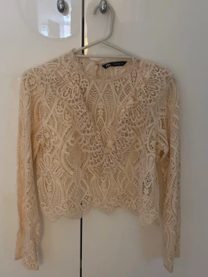 Beige spetsblus från Zara - Beige/krämvit, lite kortare spetsblus från Zara💕