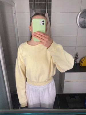 Gul sweatshirt BikBok   - Ljusgul sweater från BikBok, som är kort i midjan💛 jättemysigt material!⭐️ säljer även en likadan i ljusrosa!🥰hör av dig om du undrar nåt eller vill ha mått eller fler bilder🌸