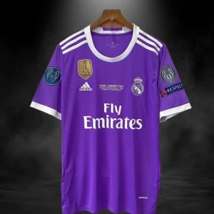 Lila Real Madrid matchtröja - Säljer en lila Real Madrid matchtröja från Adidas med vita detaljer och tryck. Tröjan har klubbmärke, sponsorlogga och Champions League-finalen 2017 tryckt på bröstet. Klassiska tre vita ränder på axlarna och patchar på ärmarna.