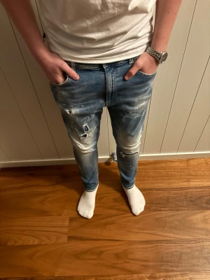 Dondup Alex Jeans - Dondup jeans - model ”Alex”. Perfekta för chill outfits, slitningarna är från fabrik. Jeansen är givetvis äkta. Skick 8/10, nypris cirka 2900kr. 