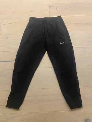 Nike Miler byxor  - Nike Miler byxor i svart färg. Använt fåtal gånger, som ny. Passformen är Slim fit!!