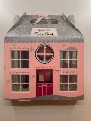 Depend House of Beauty sminkset - Snyggt sminkset från Depend i en rosa och sopglittrig förpackning formad som ett hus. Innehåller volymmascara, längdmascara, baked bronzer, nude sopalett med fyra ögonskuggor och tre läppglans. Perfekt för dig som vill ha allt i shelfie-vänlig box. Perfekt som present. Oöppnad förpackning. Org pris 455. 
