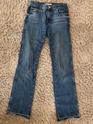 Blå raka jeans  - Säljer ett par klassiska blå jeans från Zara med rak passform och fransig kant nedtill. Jensen är långa och passar mig som är 178.                                                Storlek: 38, (skulle säga att de är mer stl 36).              Innerbenslängd: 90 cm