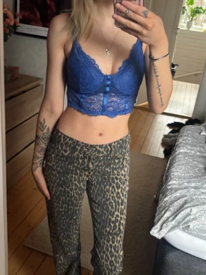 Blå spets-bh / korsettinspirerad - Superfin spets-bh i en klarblå färg som verkligen sticker ut på ett snyggt sätt 💙😍 Justerbara axelband.  För referens är jag ca 162 cm lång och brukar ha storlek XS/S.   Kolla in i profilen och se om du hittar något du gillar🤩  Jag försöker alltid beskriva skicket tydligt i varje annons. Hundar finns i hemmet! Om du önskar fler bilder, mått eller mer information är du alltid välkommen att skriva. 💌 Jag postar regelbundet, så följ och hjälp mig gärna att rensa💞