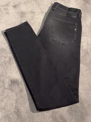 Svarta slim fit jeans Replay - Säljer dessa RIKTIGT FETTA REPLAY anbass jeansen för bra pris och i jätte bra skick.                                                                   Skick 9/10. Storlek W32.                                                     Skriv om du har några funderingar! 
