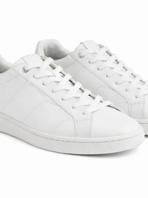Vita låga sneakers från Blanktogo - Nypris runt 600kr Stilrena vita sneakers i läder från BJörn Borg. Klassisk låg modell med vita snören och diskret logga på sidan. Snygg minimalistisk design som passar till det mesta. Yttersulan är vit och ovandelen har sömdetaljer för extra stil.
