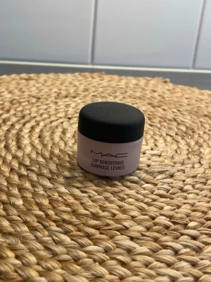 Mac Lip scrub sweet vanilla  - Lip scrub från mac i doften sweet vanilla. Endast använd 2 gånger, köparen står för frakt!📦💗