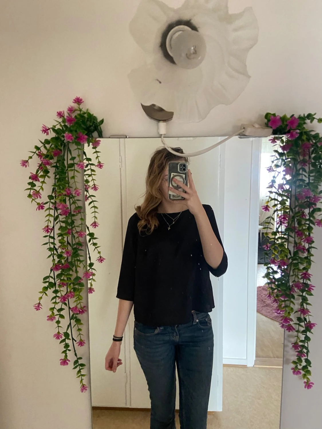 Svart satinblus med trekvartsärm - 2