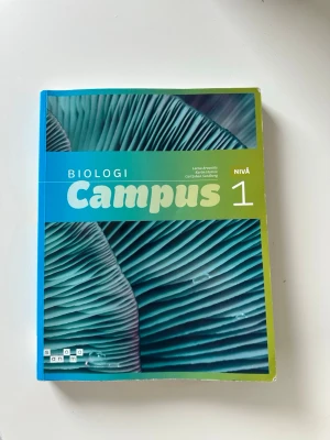 Campus Biologi nivå 1 kursbok - Säljer kursboken Campus Biologi nivå 1 Gy25 från Sanoma Utbildning. Boken är den enligt den uppdaterade kursplanen för biologi nivå 1 Gy25. Perfekt för gymnasiet eller kompletterande studier inom biologi. Innehåller teori, övningar och sammanfattningar.