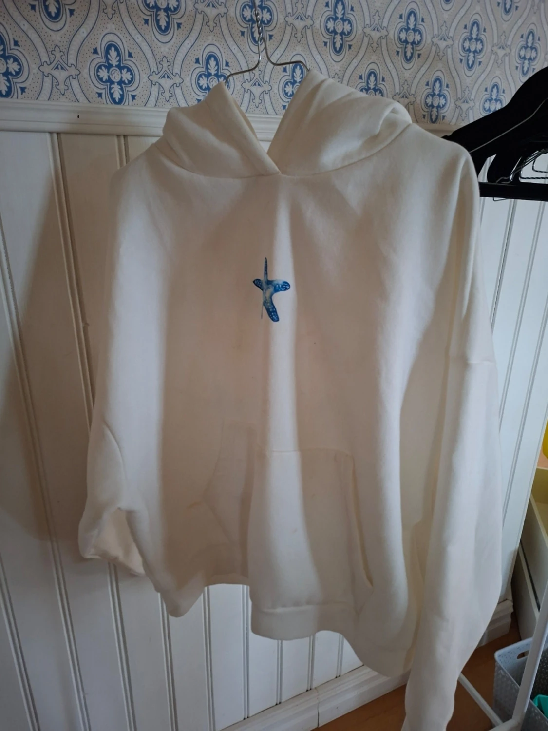 Vit hoodie med havsmotiv och text - 2