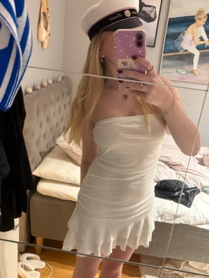 Vit strapless klänning - Säljer en vit strapless klänning i chiffong som är jättefin till studenten eller skolavslutningen! Från Missäy. Den har tajt passform ovantill men är mer flowy nertill. För kort på mig som är 177 så skulle rekommendera att man är lite kortare. Jag är öppen för diskussion om pris.