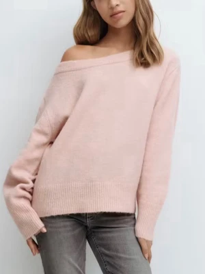 Ljusrosa off shoulder stickad tröja - Mysig ljusrosa stickad tröja med off shoulder-design och breda ribbade muddar vid ärmslut och nederkant. Tröjan har en avslappnad passform och är perfekt för en trendig och bekväm look. Materialet ser mjukt och fluffigt ut.
