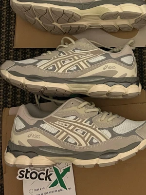 ASICS gel nyc cream - passar 41-43 Nyc sneakers i beige vit  och vitt med klassisk mesh och syntetöverdel. Skorna har en chunky sula med dämpning och ikoniska ASICS-stripes på sidorna. Perfekta för dig som gillar retrostil och streetwear.