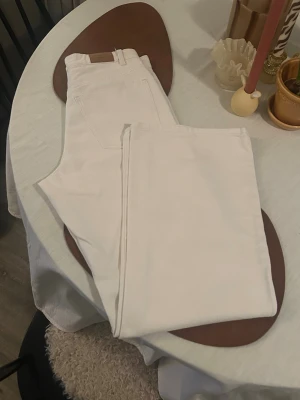 Vita raka jeans Gina  - Säljer ett par vita jeans med raka ben och hög midja från Gina Tricot🤍