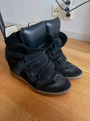 Isabel Marant skor  - Säljer nu mina älskade Isabel marant skor i strl 38,  då det tyvärr inte kommer till användning längre. Väldigt bra skick då jag inte använt dom särskilt mycket själv. Box och dustbag medföljer givetvis. Skriv vid minsta fundering eller frågor! Pris går att diskutera.