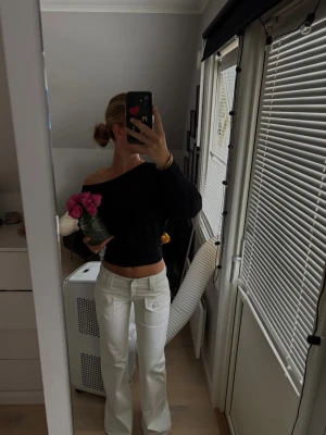 Lågmidjade jeans - Säljer ett par supersnygga vita lågmidjade jeans. Älskar dessa och de är jättefina på men tyvärr för små för mig därav är de bara använda 2 gånger. Köpt för 979kr i en butik på västkusten, och superbra kvalité. Så synd att behöva sälja dessa.🩷 Skriv för fler bilder och prisförslag🩷